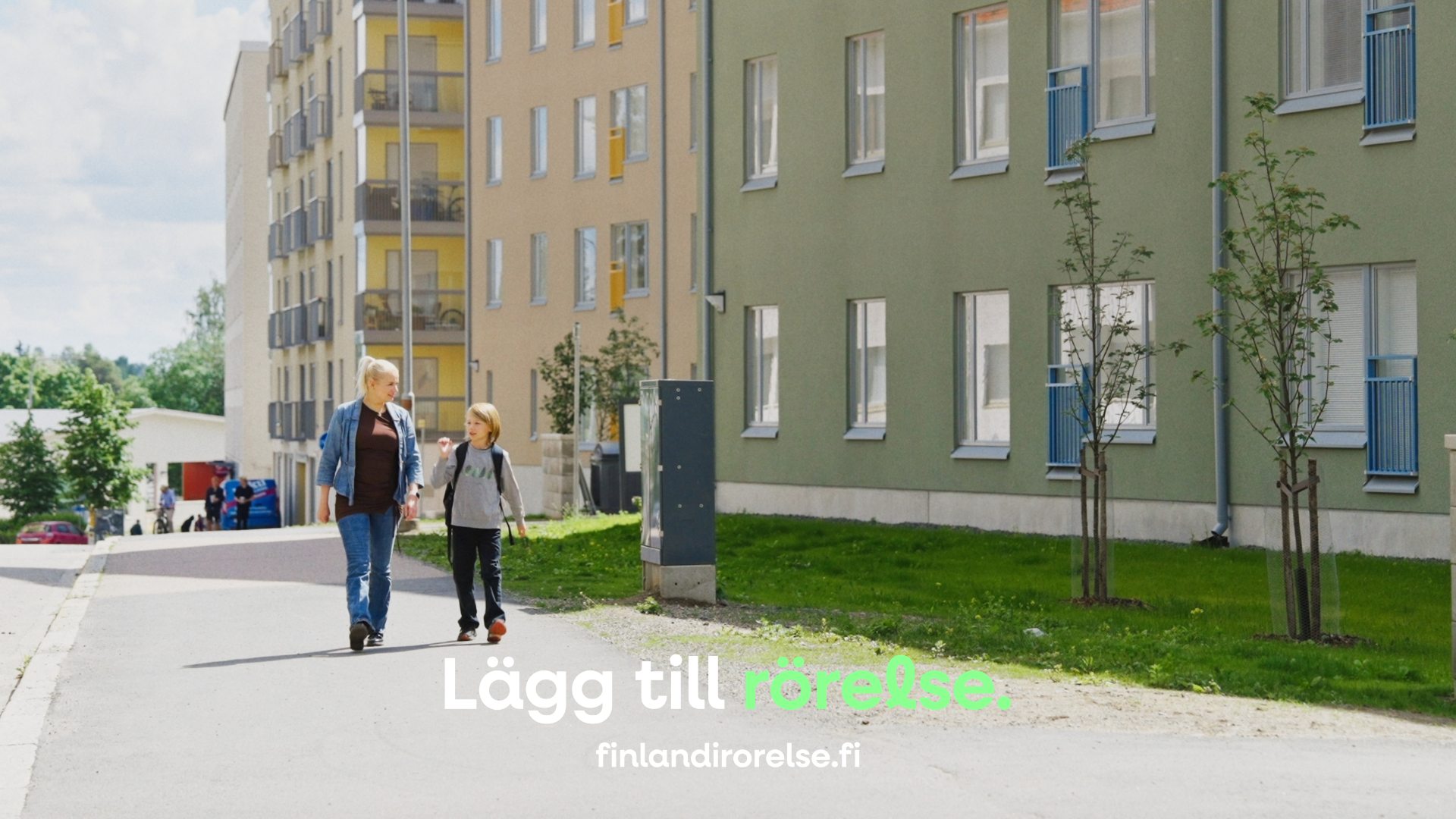 En vuxen och ett skolbarn går tillsammans till skolan.